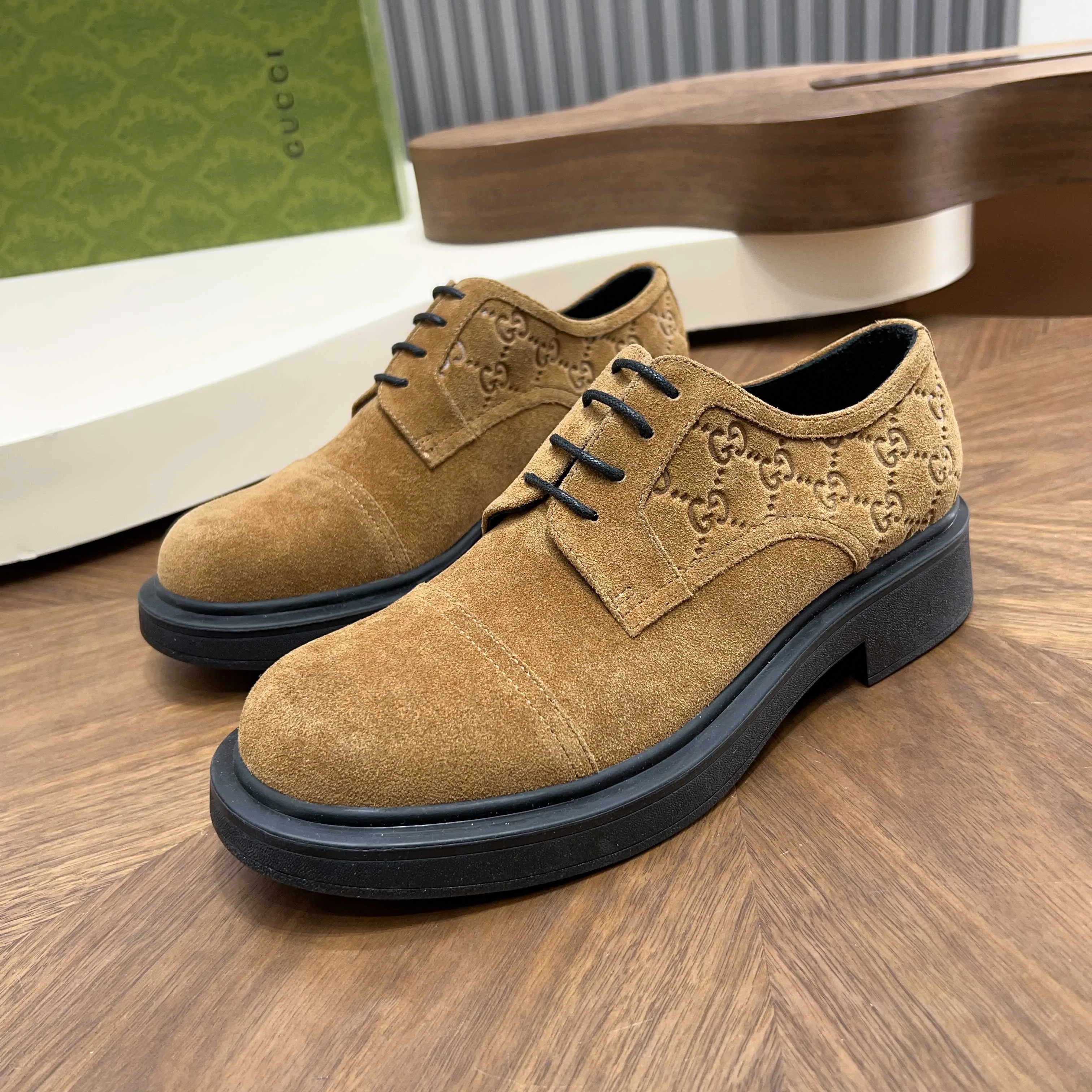 💰780 Gucci/Gucci new men’s lace-up shoes with GG details, matte cow leather derby shoes! The design of this men's lace-up shoe is rooted in the brand's heritage. Crafted from premium waxed cow leather, it is embellished with GG printed embossed suede leather details, a nod to Gucci's iconic monogram. The rubber sole decorated with GG pattern adds a touch of modern fashion to this design. Typical three-joint style design. European and American classic version, full calfskin lining. The overall upper texture is soft and the lining is comfortable and breathable. 2CM thickened soft rubber sole, easy to control. Versatile and stylish upper foot, multiple colors available to meet different matching needs, complete package! Size: 39-40-41-42-43-44 leather shoe size (38.45.46 can be customized)